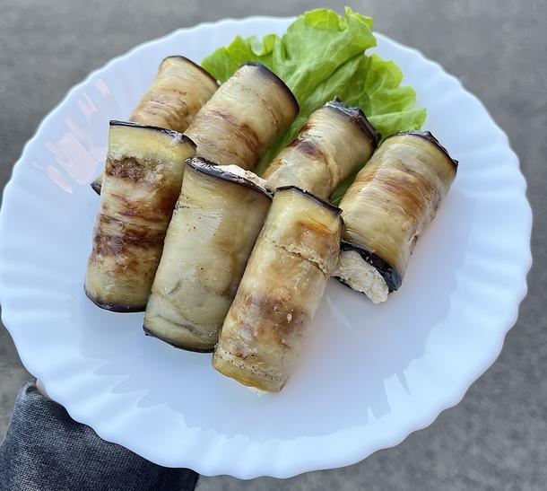 Рулетики из баклажан с сыром и орехами