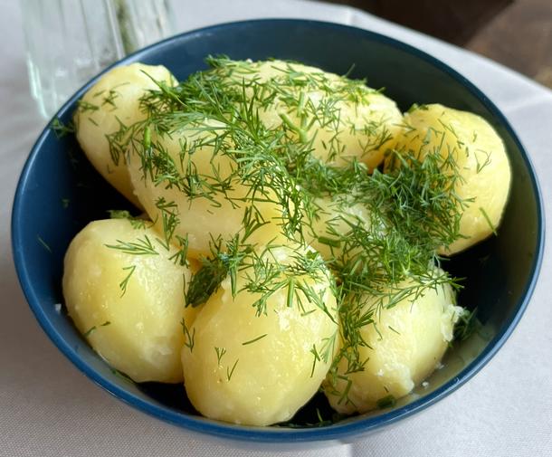 Картофель отварной с маслом и зеленью