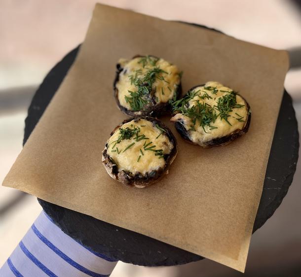 Грибы фаршированные с сыром и курицей Грибы фаршированные с сыром и курицей