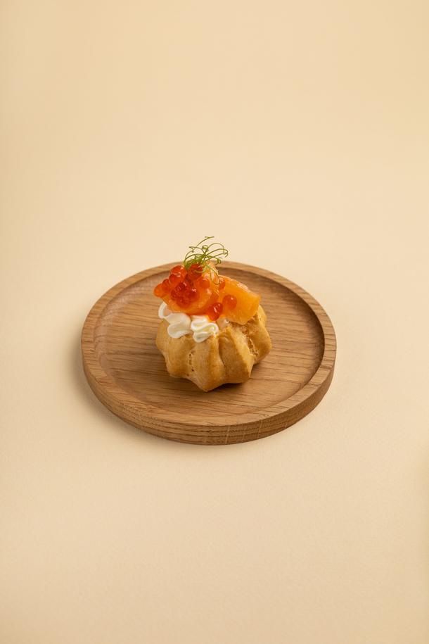 Профитроль с лососем