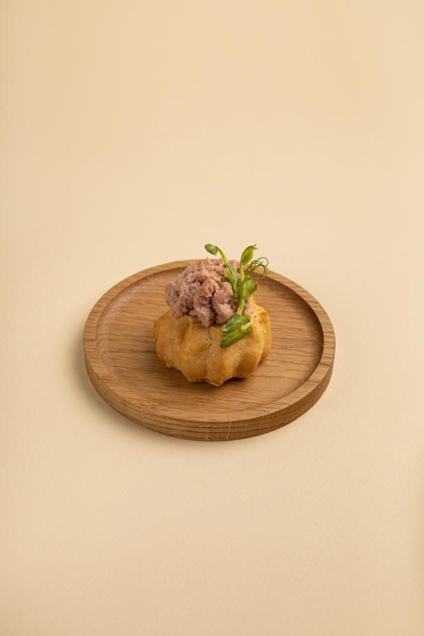 Профитроль с риетом из лосося