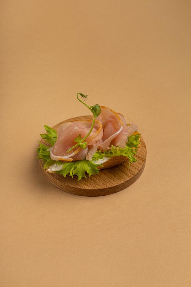 Брускетта с хамоном