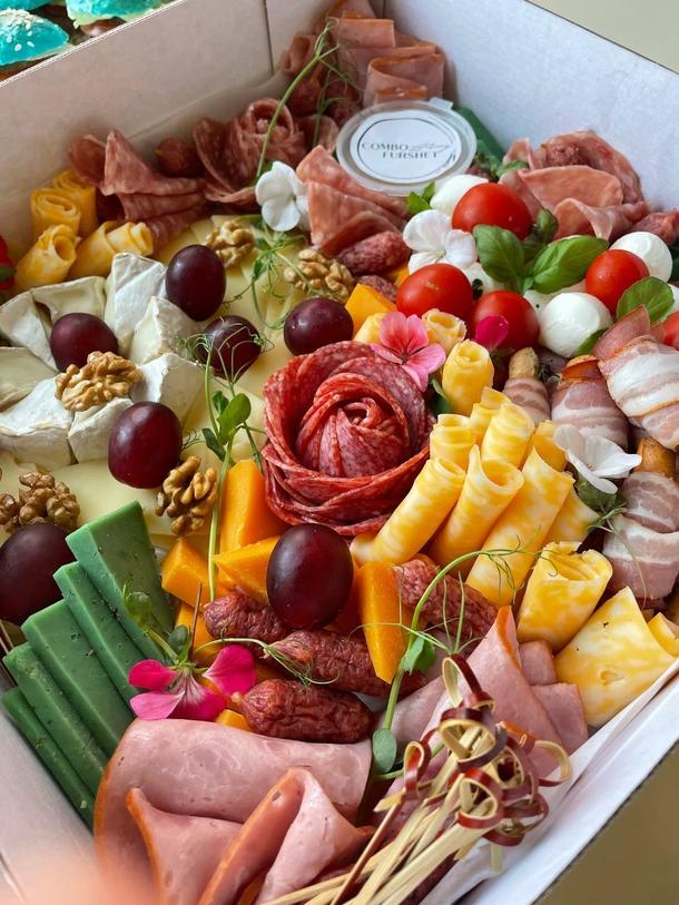 Гастрономический бокс (сырно-мясной) Гастрономический бокс (сырно-мясной)