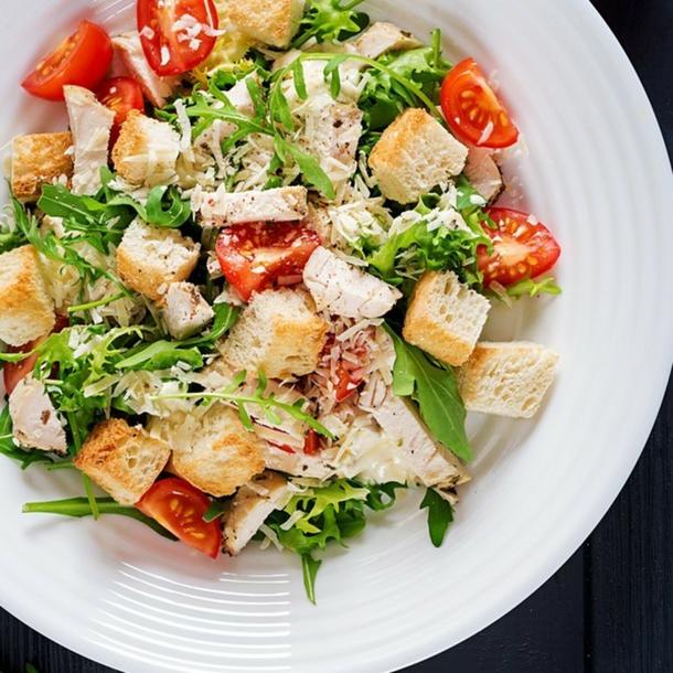Салат Цезарь с курицей Салат Цезарь с курицей