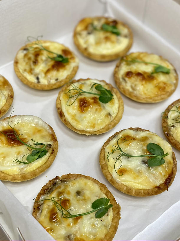 Мини Киш с грушей и горгонзолой Мини Киш с грушей и горгонзолой