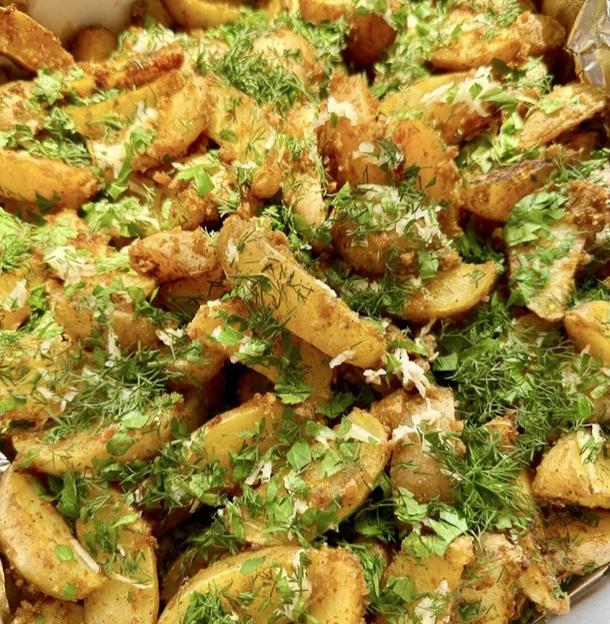 Картофель по-деревенски с зеленью, чесноком и сметаной
