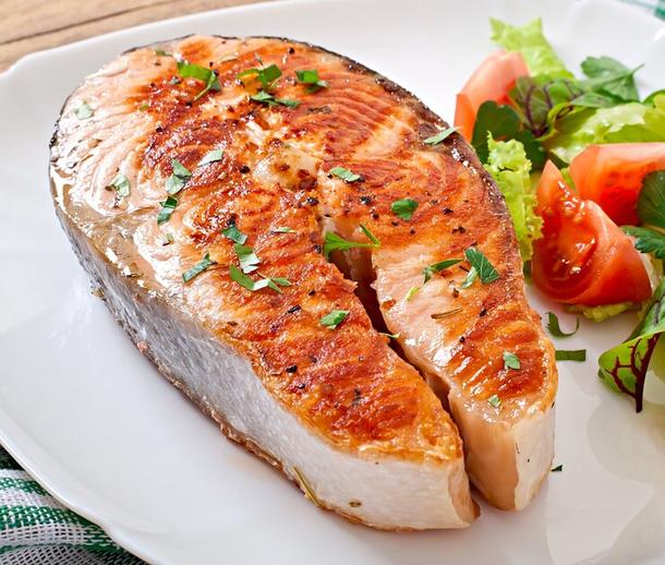 Филе лосося запеченное с травами и сливочным соусом