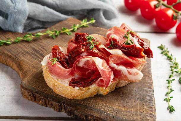 Мясная брускетта Мясная брускетта