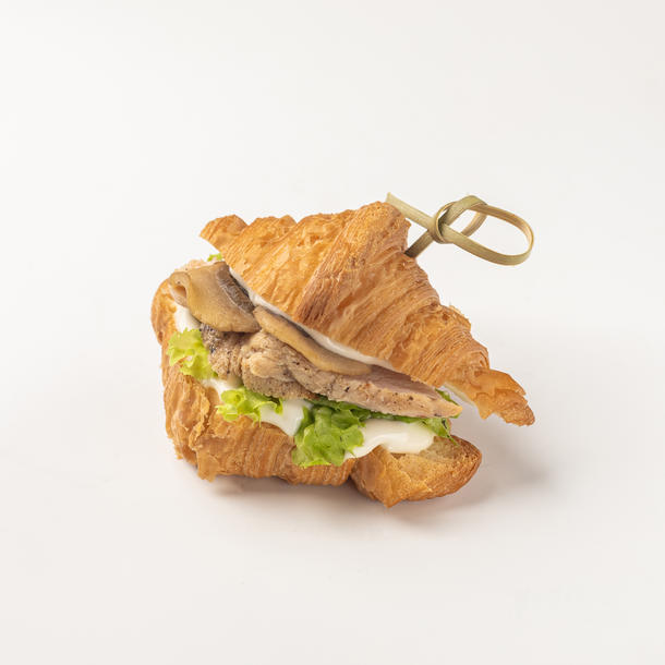 Мини-круассан с цыпленком и грибами