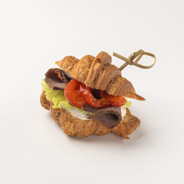 Мини-круассан с ростбифом и запеч.перцем