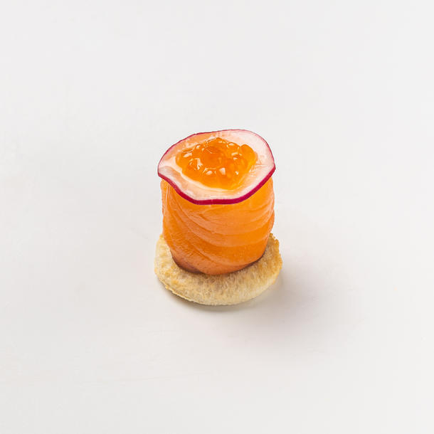 Канапе с дальнев. лососем и кр. икрой