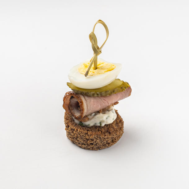 Канапе с уткой, Тартар и яйцом