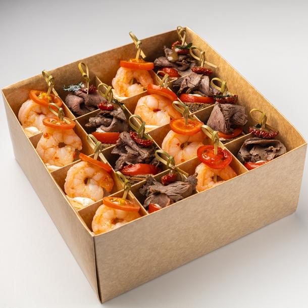 Бокс канапе с ростбифом и креветкой Бокс канапе с ростбифом и креветкой