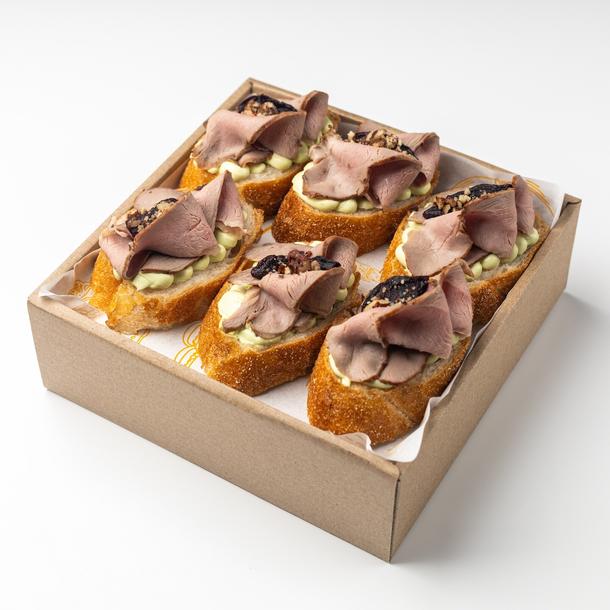 Сет брускетт с уткой горячего копчения и вяленой свеклой