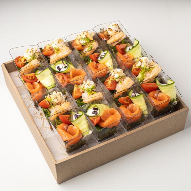 Бокс салатов с семгой и креветками Бокс салатов с семгой и креветками