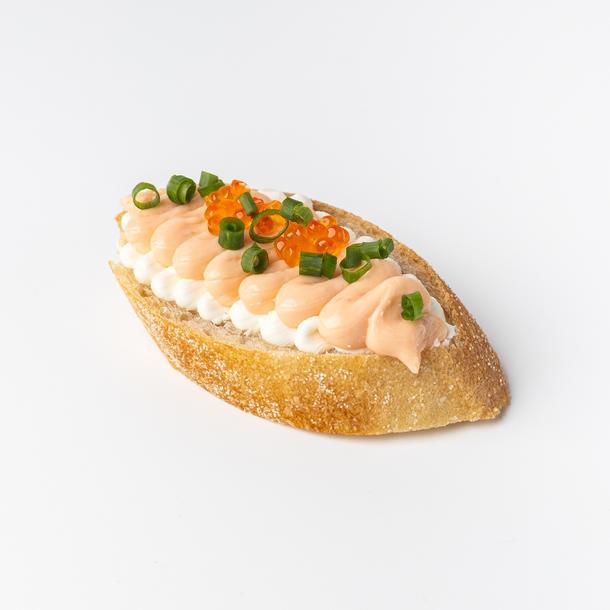 Брускетта с муссом из семги