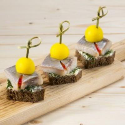 Канапе из филе сельди с картофелем на бородинском хлебе Канапе из филе сельди с картофелем на бородинском хлебе