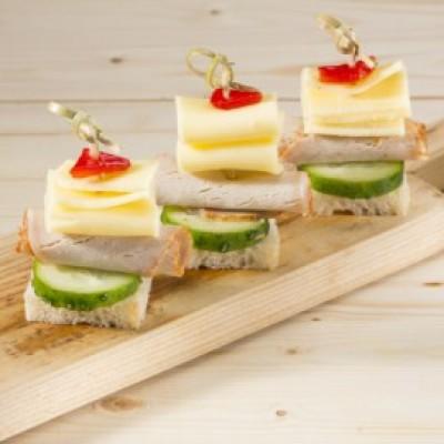Канапе из сырокопченой свиной корейки с сыром и свежим огурцом Канапе из сырокопченой свиной корейки с сыром и свежим огурцом