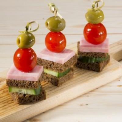 Канапе с ветчиной, огурцами, помидорами «Черри» и оливками Канапе с ветчиной, огурцами, помидорами «Черри» и оливками