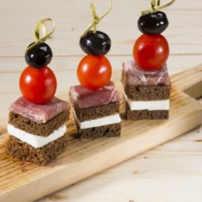 Канапе с пармской ветчиной, сыром «Фета» и помидорами «Черри» и маслинами Канапе с пармской ветчиной, сыром «Фета» и помидорами «Черри» и маслинами