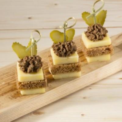 Канапе с паштетом из куриной печени, сыром «Гауда» и корнишонами Канапе с паштетом из куриной печени, сыром «Гауда» и корнишонами