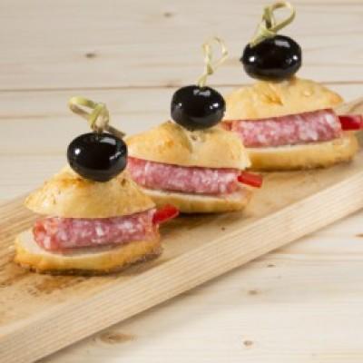 Канапе с сырокопченой колбасой на булочке Канапе с сырокопченой колбасой на булочке