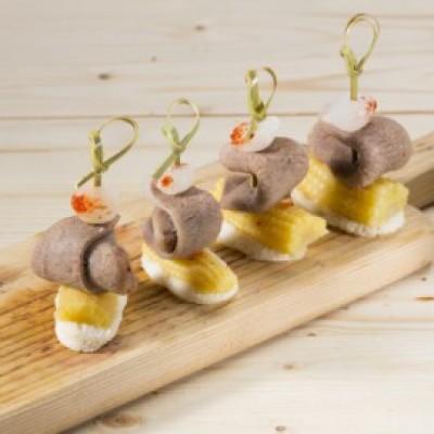 Канапе с телячьим языком, мини-кукурузой и маринованным луком Канапе с телячьим языком, мини-кукурузой и маринованным луком