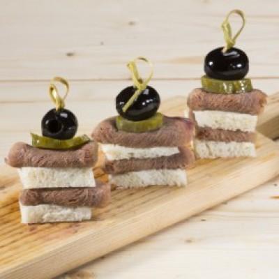 Мини-бутерброды с телячьим языком, корнишонами и маслинами