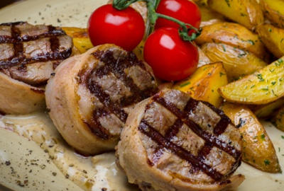 Медальоны из телятины с белыми грибами и картофельными дольками Медальоны из телятины с белыми грибами и картофельными дольками