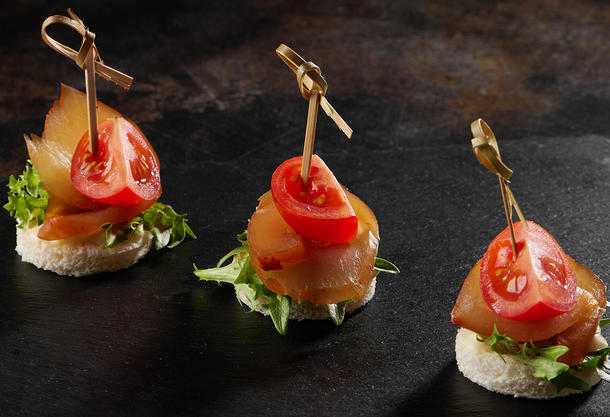 Канапе с карпаччо из курицы и черри