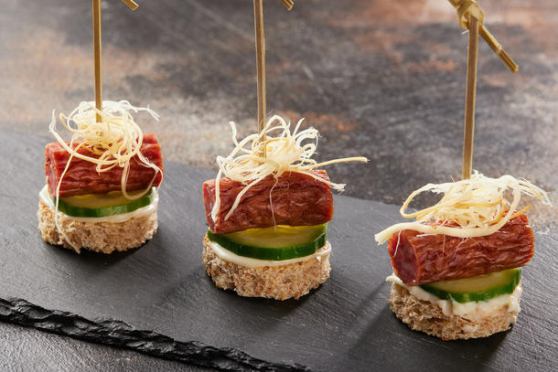 Канапе с охотничьей колбаской и копченой косичкой Канапе с охотничьей колбаской и копченой косичкой