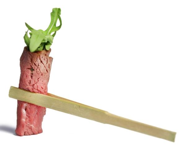 Мини-рулеты из говядины с овощами и соусом Дор-Блю