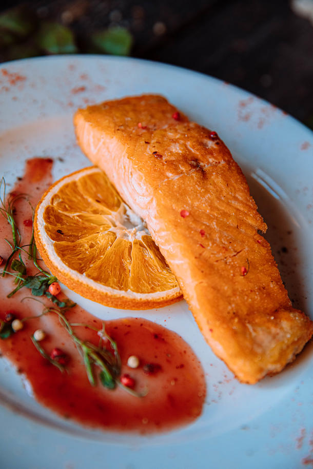 Филе лосося на гриле под цитрусовым соусом и обжаренным слайсом апельсина