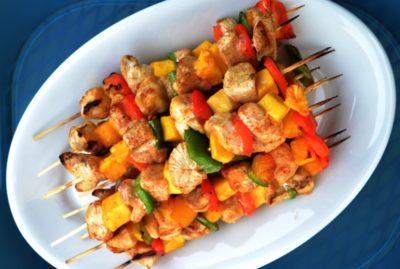 Фуршетный мини-шашлычок из нежной свиной шеи и винограда, маринованный по-провански Фуршетный мини-шашлычок из нежной свиной шеи и винограда, маринованный по-провански