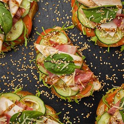 Брускетта с куриной грудкой, беконом и соусом «Терияки» Брускетта с куриной грудкой, беконом и соусом «Терияки»