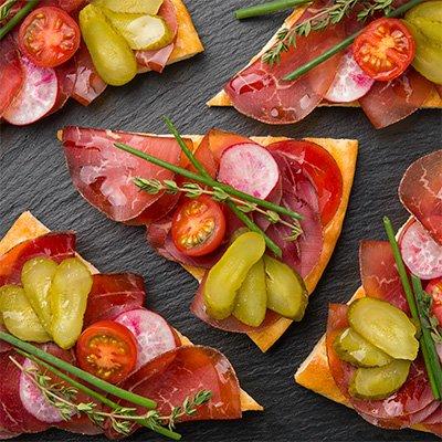 Брускетта с Брезаолой и чесночным соусом Брускетта с Брезаолой и чесночным соусом
