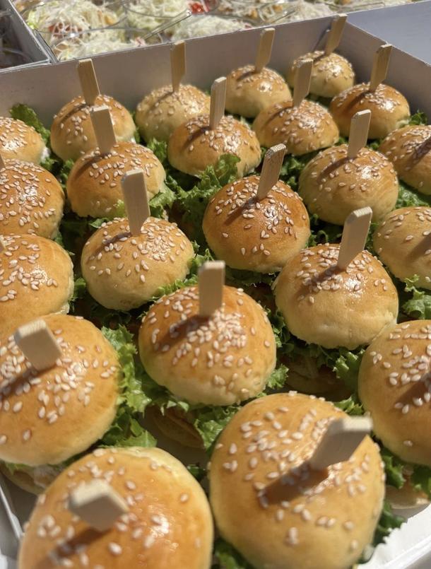 Мини бургер с куриной котлетой Мини бургер с куриной котлетой