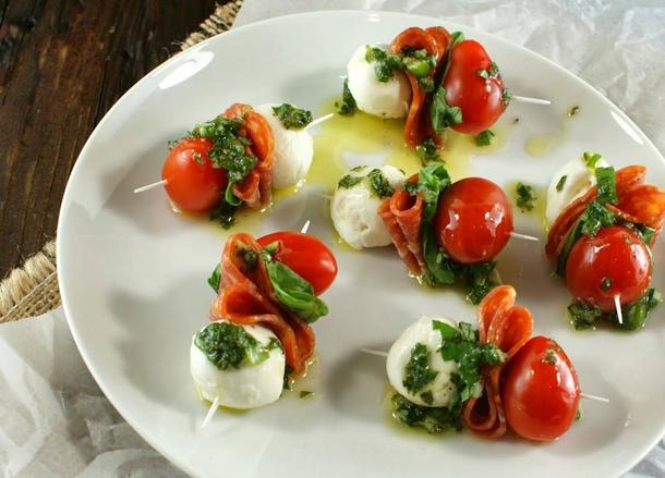 Канапе с салями, моцареллой, черри и песто