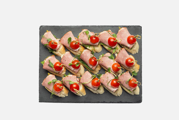 Брускетты с бужениной и корнишонами