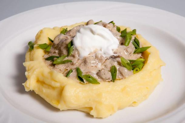 Картофельное пюре с гуляшом из куры