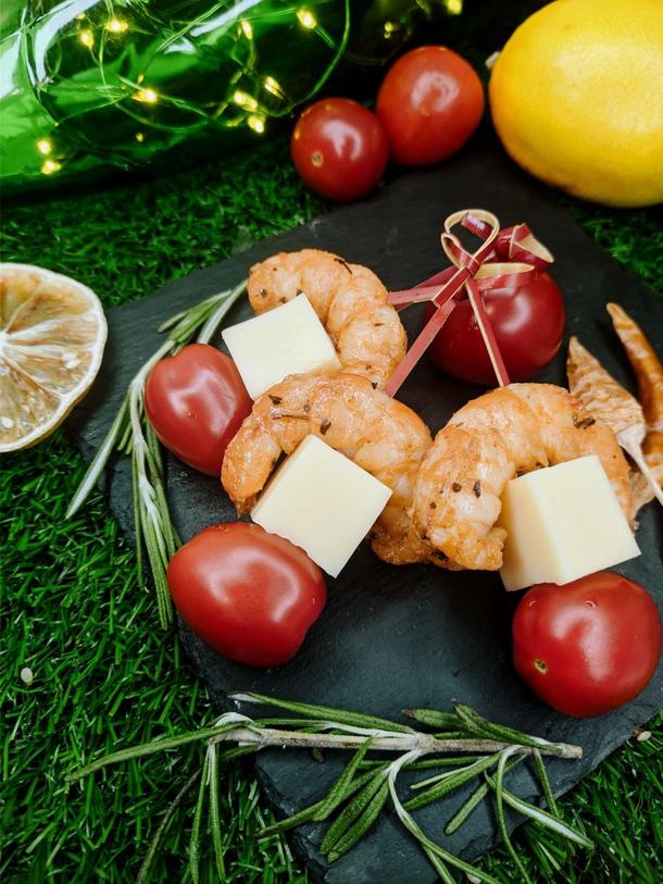 Канапе с сыром, черри, королевской креветкой 10 шт. Канапе с сыром, черри, королевской креветкой 10 шт.