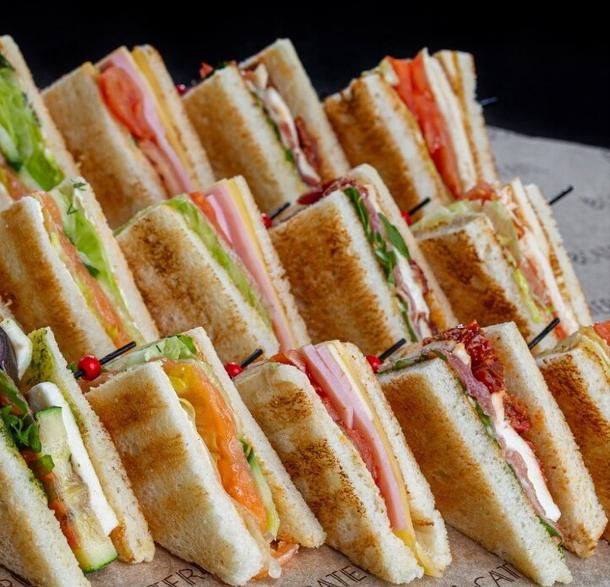 Ассорти мини-сендвичей (с рыбой и свежим огурчиком, ветчиной и сыром, курицей и салатом "Цезарь")