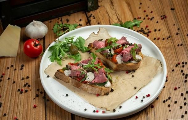 Брускетта с ростбифом нежной телятины, заправленная сырным муссом и соусом из хрена.