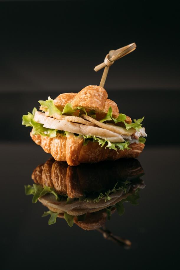 Мини круассан с курицей и сырным соусом