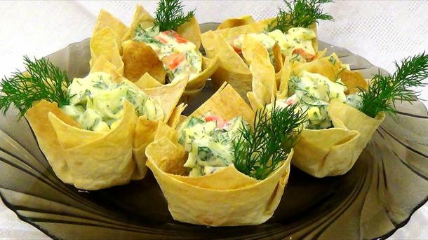 Тарталетки с салатом "Нежность" (тарталетка, ветчина, огурцы свежие, яйцо, сыр, майонез, зелень)