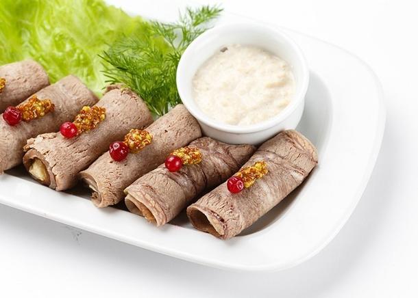 Рулетики из языка с морковью по-корейски