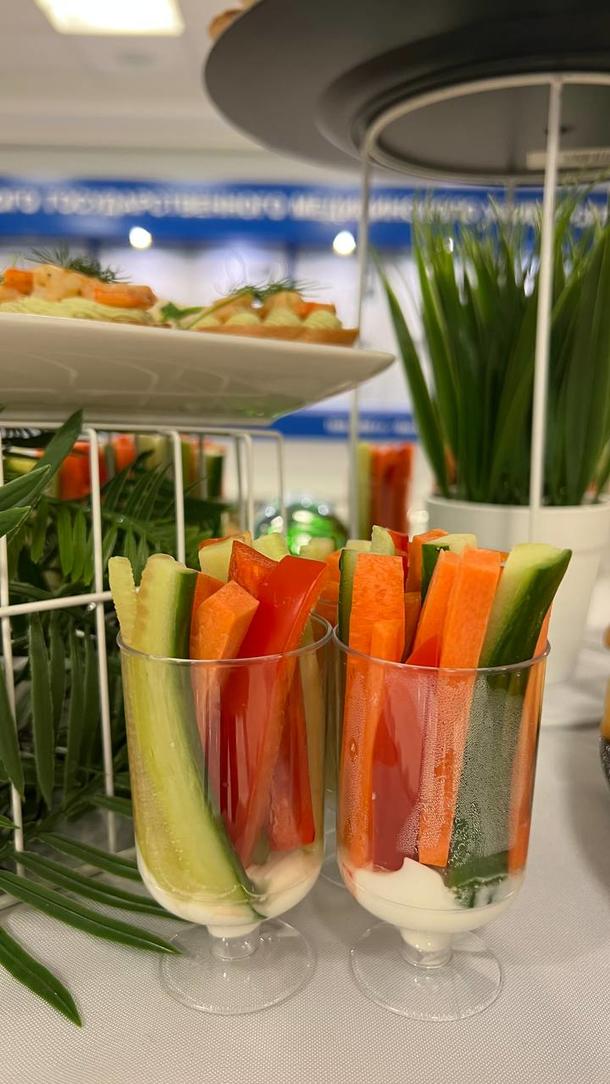 Овощные палочки с сметанным соусом в рюмочке