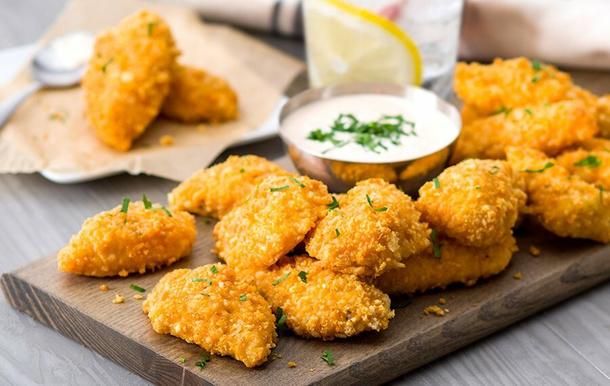 Куриное филе в панировке, подается с соусами ассорти