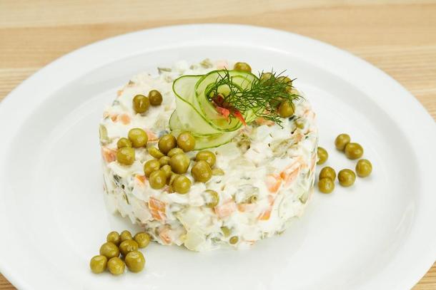 «Оливье» (ветчина, картофель, морковь, корнишоны, яйцо, горошек консерв., майонез, зелень)