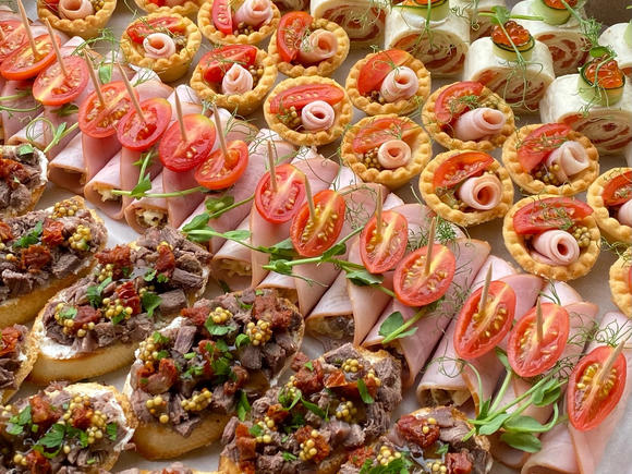 Праздничный фуршетный сет с горячими закусками на 10-12 персоны в Самаре